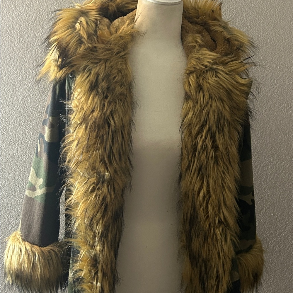 ROIII Camouflage Faux Fur Trimmed Jean Jacket